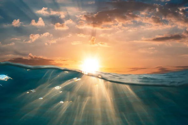 Tropikal Deniz Günbatımı Suda — Stok fotoğraf