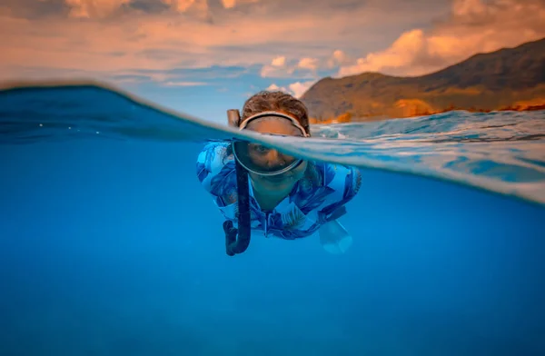 Snorkelen Meisje Split Water Geschoten Blauwe Oceaan — Stockfoto