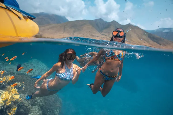 Tres Chicas Haciendo Snorkel Divirtiéndose Agua Azul —  Fotos de Stock