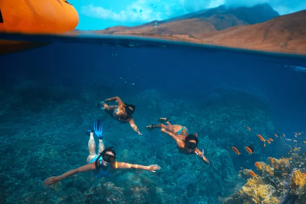 Drie Meisjes Snorkelen Hebbend Pret Blauw Water — Stockfoto