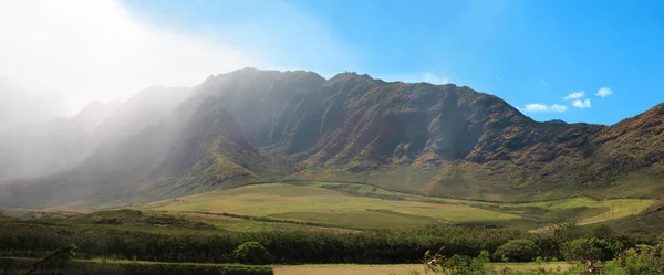 Panoramalandschaft Eines Wunderschönen Tals Mit Nebligem Regen Und Blauem Himmel — Stockfoto