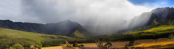 Panoramatický Krajinu Krásné Údolí Misty Déšť Modrá Obloha — Stock fotografie