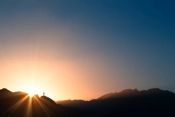 Randonneur Solitaire Observant Montagne Coucher Soleil Avec Brume Lors Randonnée — Photo