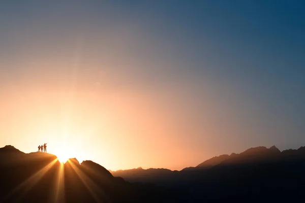Randonneurs Observant Montagne Coucher Soleil Avec Brume Lors Une Randonnée — Photo