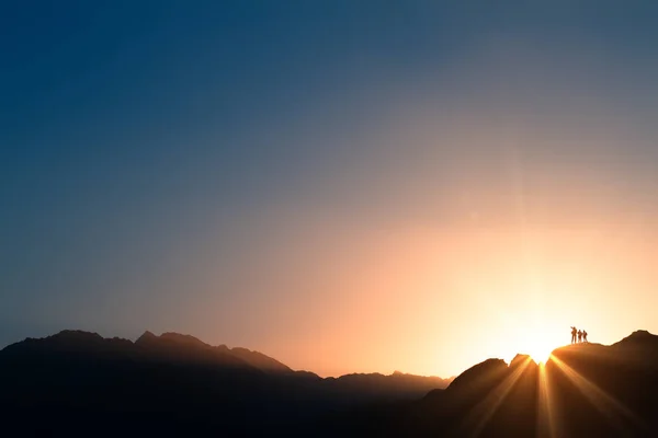 Randonneurs Observant Montagne Coucher Soleil Avec Brume Lors Une Randonnée — Photo