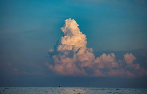 Bela Paisagem Nublada Enorme Cena Colorida Com Nuvens Fofas Sobre — Fotografia de Stock
