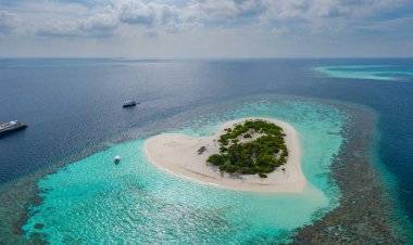 Tropik ada Maldivler arka plan mavi denizde hava panoramik kalp şeklinde