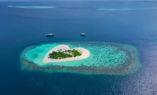 Luchtfoto Van Mooie Hartvormige Tropisch Eiland Blauwe Zee Bij Maldiven — Stockfoto