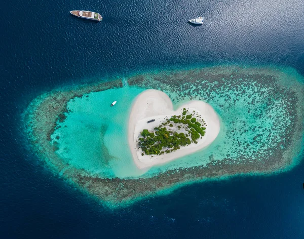 Drone Vista Aérea Bela Ilha Forma Coração Tropical Entre Água — Fotografia de Stock