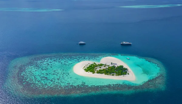 Aérea Hermosa Isla Tropical Forma Corazón Mar Azul Maldivas Paraíso —  Fotos de Stock