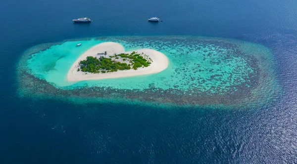 Aerea Bella Isola Tropicale Forma Cuore Blu Mare Alle Maldive — Foto Stock