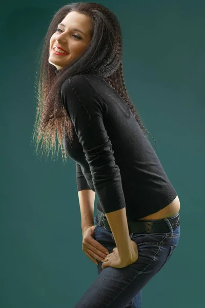 Chica Morena Sonriendo Vistiendo Atuendo Casual Jeans Camisa Negra Pie — Foto de Stock