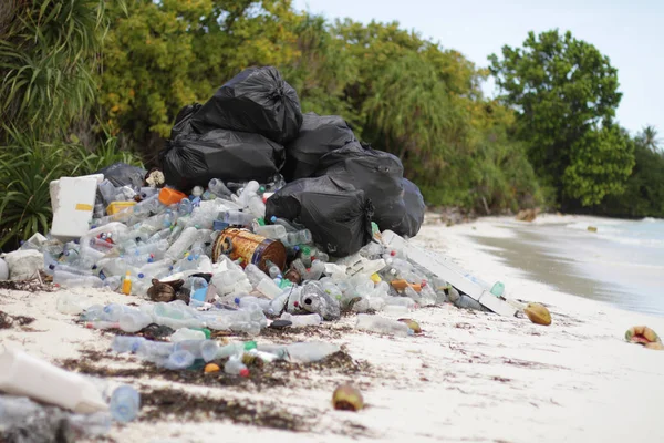 Mangrooves Tarafından Deniz Suyu Arasında Tropikal Beyaz Kum Plaj Plastik — Stok fotoğraf