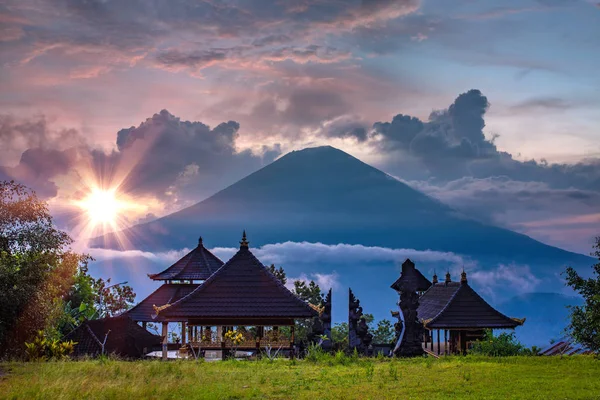 Vista Del Templo Pura Lempuyang Del Volcán Agung Atardecer Isla — Foto de Stock