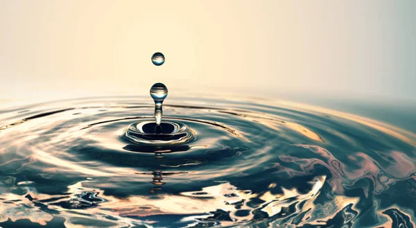 Klarer Wassertropfen Mit Kreisförmigen Wellen — Stockfoto