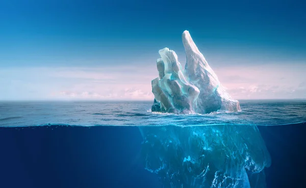 水中の氷 青い海の氷山 — ストック写真