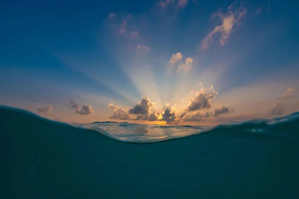 Deniz Suyu Üzerinde Bulutlar Gün Batımı Hattı Iki Çevresel Alan — Stok fotoğraf