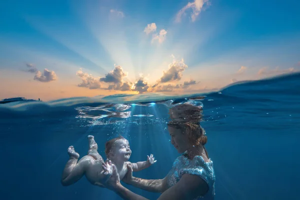 Дитяча Дитина Матір Занурюється Під Воду Морському Тлі Заходу Сонця — стокове фото