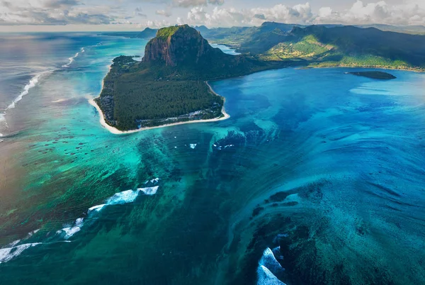 Podwodne wodospad na Mauritiusie, wyspa w wodzie — Zdjęcie stockowe