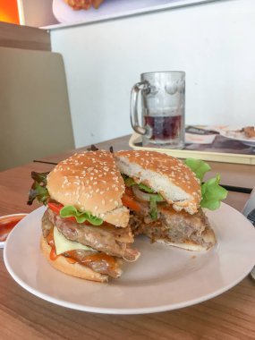 Hamburger restoranda taze sebze ve peynir ile