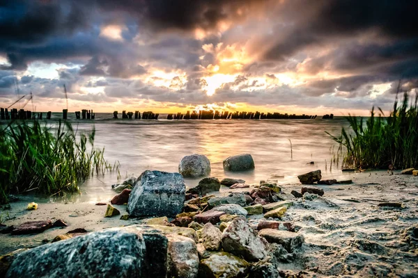Sunset Water View Ijsselmeer Stormy Cloudy Skies Sunbeams Shine Tombs — Stock Photo, Image