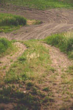 Traktör o sonsuz uzaklık içinde sallanan bir otlak izler. Yansıma teşvik eden sonsuz manzara. Tarım sahne