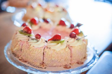 Güzel dekore edilmiş Catering ziyafet masası süzme peynir, elma ve kurumsal Noel Doğum günü partisi olay veya düğün kutlama üzerinde krema gibi farklı kekler ile