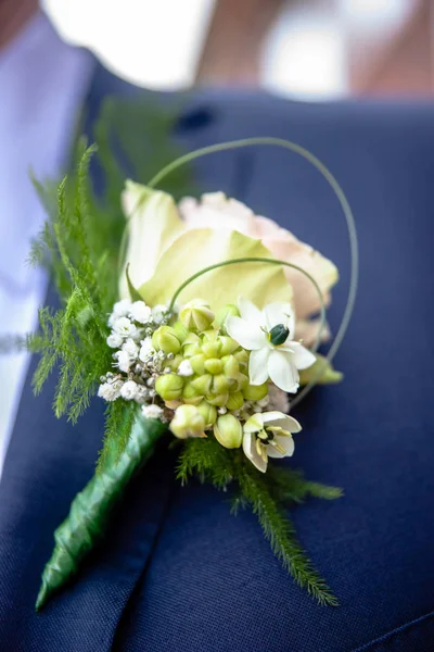 Χαρωπά Αποτελείται Κορσάζ Φωτεινά Άνθη Γαμπρός Floral Στολίδι Για Γάμο — Φωτογραφία Αρχείου