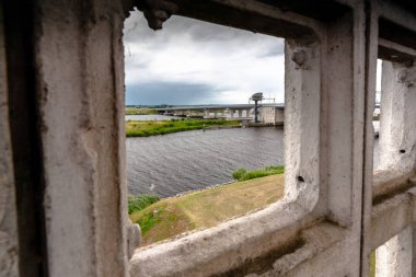 Kuleden delta alanı yükseklikte Kampen ve Noordoostpolder arasında ramspol köprü, Ijssel Nehri'nin üzerinde göster