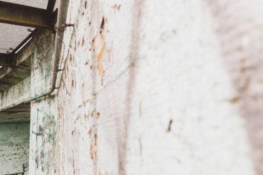 Beton ve demir sanayi mimarisi ile terk edilmiş ve sahipsiz açılış sahne