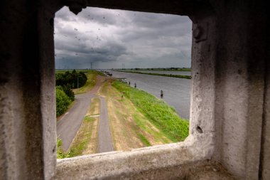 Ijssel delta su ile manzara ve yeşil çimenler ve ekilebilir toprakların üzerinde sağanak yağmur tehdit