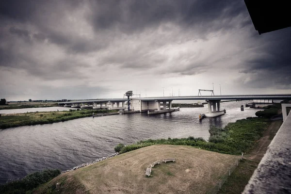 Kuleden delta alanı yükseklikte Kampen ve Noordoostpolder arasında ramspol köprü, Ijssel Nehri'nin üzerinde göster