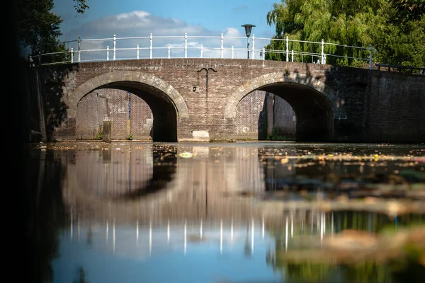 Baksteen Metselwerk Oude Brug Met Een Witte Smeedijzeren Leuning Sfeervolle — Stockfoto