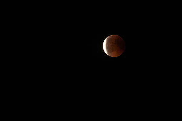 月亮在星光灿烂的天空中 由于月食在地球上的结果 血红色的颜色 — 图库照片
