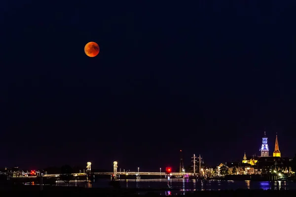 Місяць Над Освітленим Старим Містом Зоряним Небом Червоним Кольором Крові — стокове фото