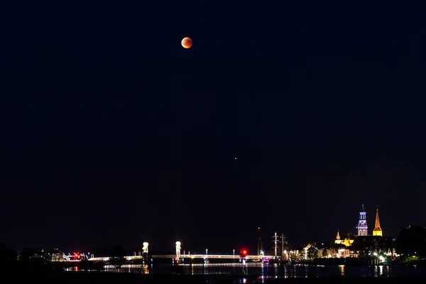 Lua Acima Cidade Velha Iluminada Com Céu Estrelado Uma Cor — Fotografia de Stock