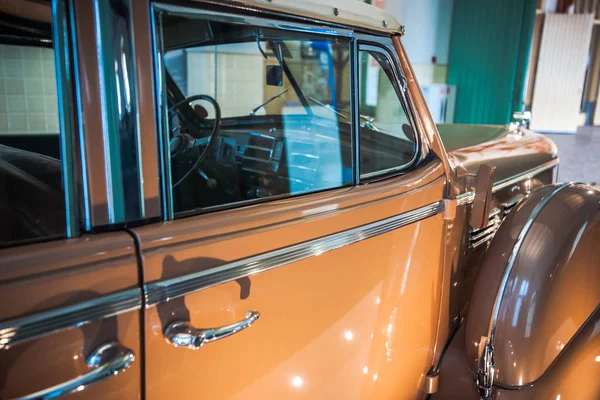 One of the first cars of the royal family in the Netherlands. This American car is unique and custommade