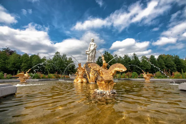 Cisnes Escupiendo Agua Dorada Estatuas Griegas Míticas Con Una Fuente — Foto de Stock