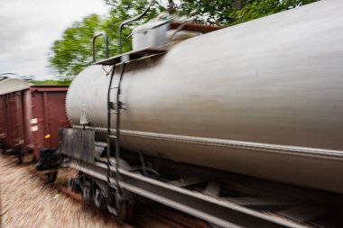 Ayrıntılar ve farklı lokomotifler, Hollanda Beekbergen adlı eski bir endüstriyel Miras Müzesi bahçesinde, arabalar, arabalar ve tren istasyonları sıralanırken görüntülerini