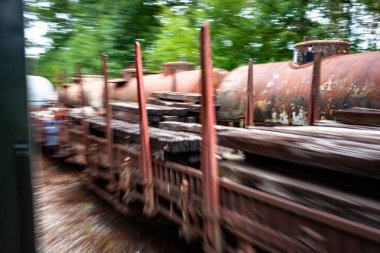 Ayrıntılar ve farklı lokomotifler, Hollanda Beekbergen adlı eski bir endüstriyel Miras Müzesi bahçesinde, arabalar, arabalar ve tren istasyonları sıralanırken görüntülerini