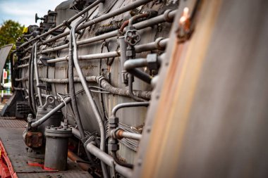 Ayrıntılar ve farklı lokomotifler, Hollanda Beekbergen adlı eski bir endüstriyel Miras Müzesi bahçesinde, arabalar, arabalar ve tren istasyonları sıralanırken görüntülerini