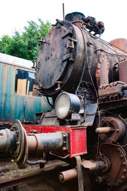 Ayrıntılar ve farklı lokomotifler, Hollanda Beekbergen adlı eski bir endüstriyel Miras Müzesi bahçesinde, arabalar, arabalar ve tren istasyonları sıralanırken görüntülerini