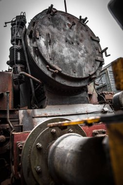 Ayrıntılar ve farklı lokomotifler, Hollanda Beekbergen adlı eski bir endüstriyel Miras Müzesi bahçesinde, arabalar, arabalar ve tren istasyonları sıralanırken görüntülerini