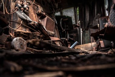 Ayrıntılar ve farklı lokomotifler, Hollanda Beekbergen adlı eski bir endüstriyel Miras Müzesi bahçesinde, arabalar, arabalar ve tren istasyonları sıralanırken görüntülerini