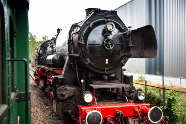 Ayrıntılar ve farklı lokomotifler, Hollanda Beekbergen adlı eski bir endüstriyel Miras Müzesi bahçesinde, arabalar, arabalar ve tren istasyonları sıralanırken görüntülerini
