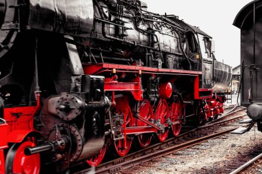 Ayrıntılar ve farklı lokomotifler, Hollanda Beekbergen adlı eski bir endüstriyel Miras Müzesi bahçesinde, arabalar, arabalar ve tren istasyonları sıralanırken görüntülerini