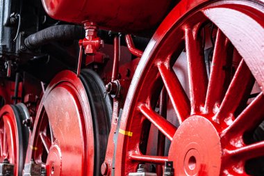 Ayrıntılar ve farklı lokomotifler, Hollanda Beekbergen adlı eski bir endüstriyel Miras Müzesi bahçesinde, arabalar, arabalar ve tren istasyonları sıralanırken görüntülerini