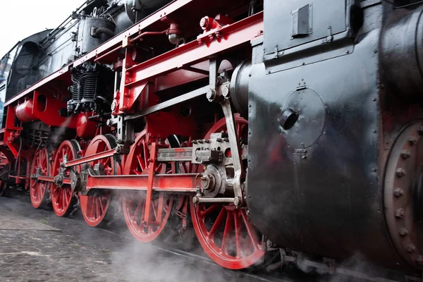 Ayrıntılar ve farklı lokomotifler, Hollanda Beekbergen adlı eski bir endüstriyel Miras Müzesi bahçesinde, arabalar, arabalar ve tren istasyonları sıralanırken görüntülerini