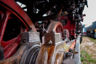 Ayrıntılar ve farklı lokomotifler, Hollanda Beekbergen adlı eski bir endüstriyel Miras Müzesi bahçesinde, arabalar, arabalar ve tren istasyonları sıralanırken görüntülerini