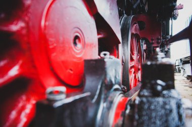 Ayrıntılar ve farklı lokomotifler, Hollanda Beekbergen adlı eski bir endüstriyel Miras Müzesi bahçesinde, arabalar, arabalar ve tren istasyonları sıralanırken görüntülerini